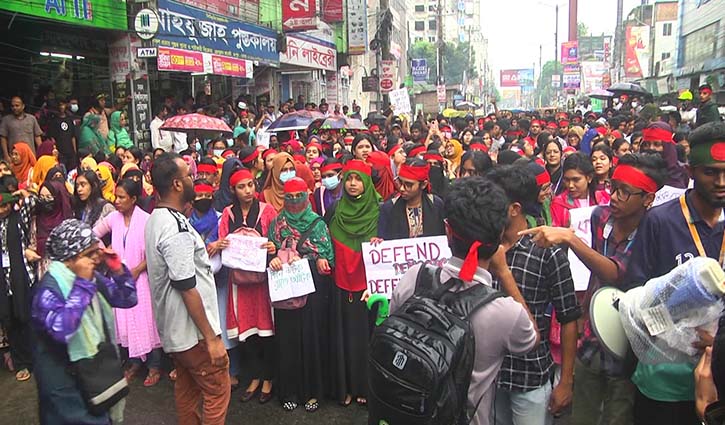 রংপুরে ৯ দফা দাবি আদায়ে সড়কে শিক্ষার্থীরা