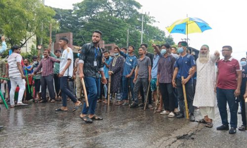 লক্ষ্মীপুরে সংঘর্ষ, রাস্তায় নেই পুলিশ