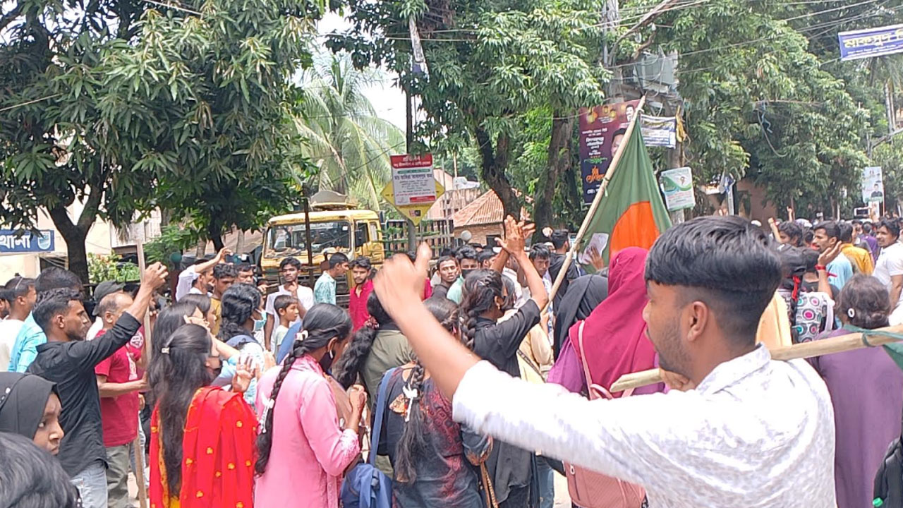 কিশোরগঞ্জে সংঘর্ষ, আ. লীগের অফিসে আগুন