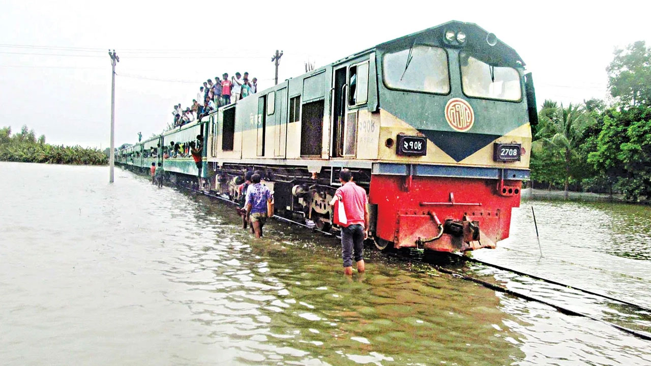 চট্টগ্রামের সঙ্গে সারা দেশের ট্রেন যোগাযোগ বন্ধ