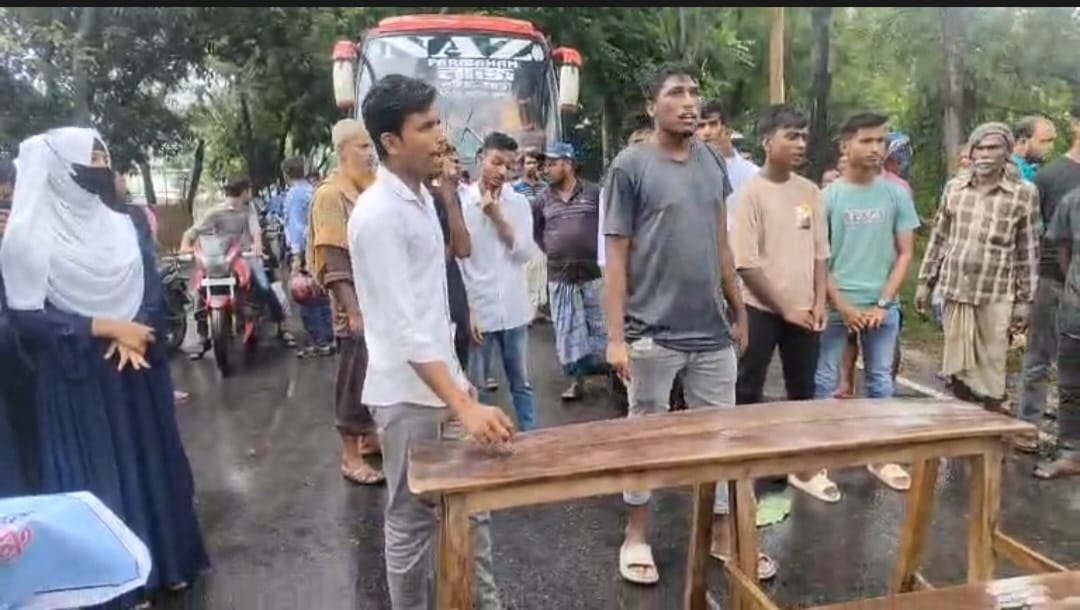 বড়াইগ্রামে অধ্যক্ষ ও অধ্যাপকের পদত্যাগের দাবিতে সড়ক অবরোধ