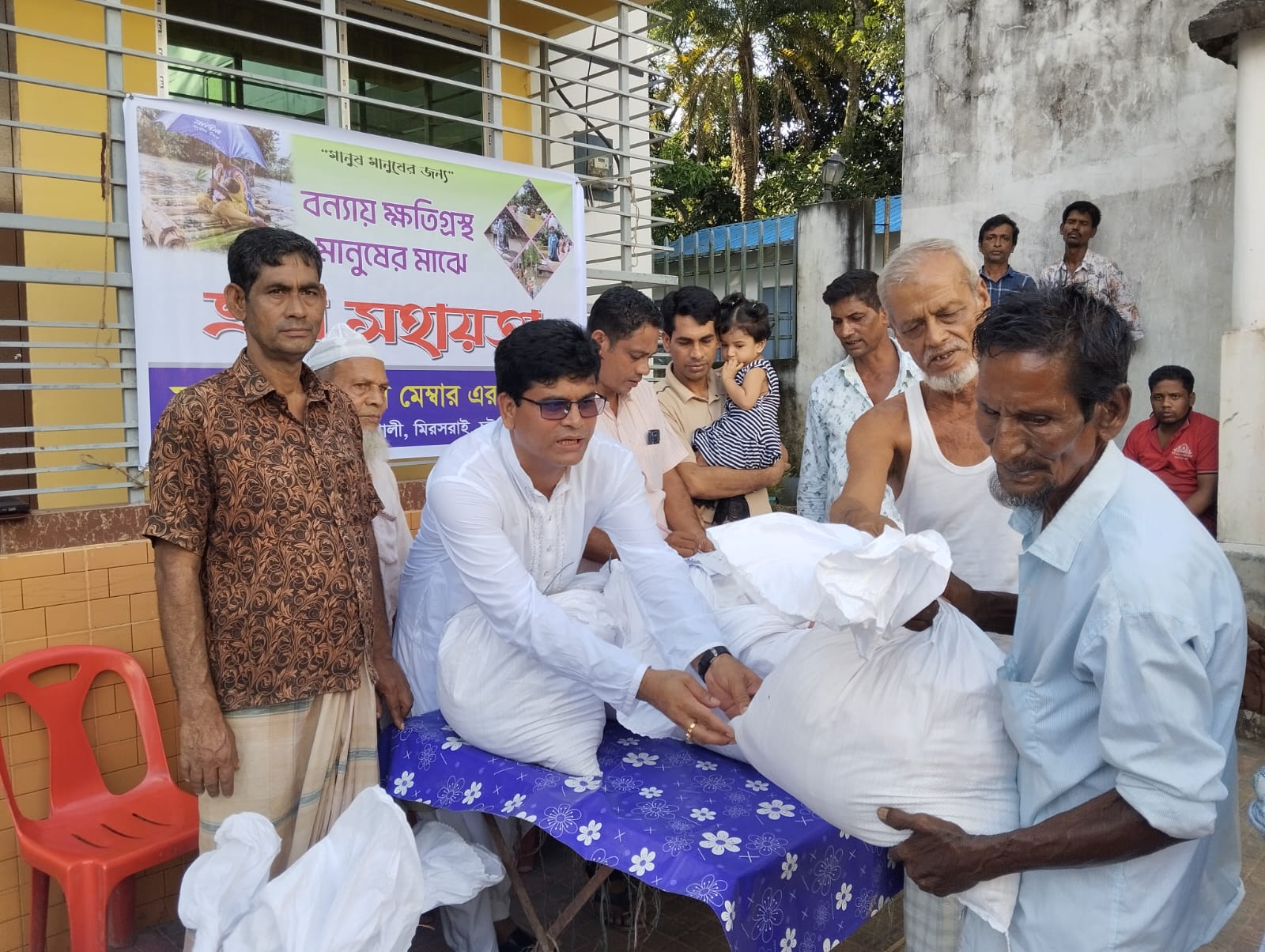 মিরসরাইয়ে উপকূলীয় বন্যা দুর্গতদের মাঝে ত্রাণ সহায়তা 