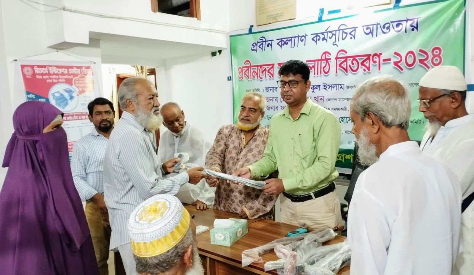 বাগেরহাটে রিকের উদ্যোগে প্রবীনদের মাঝে লাঠি বিতরণ