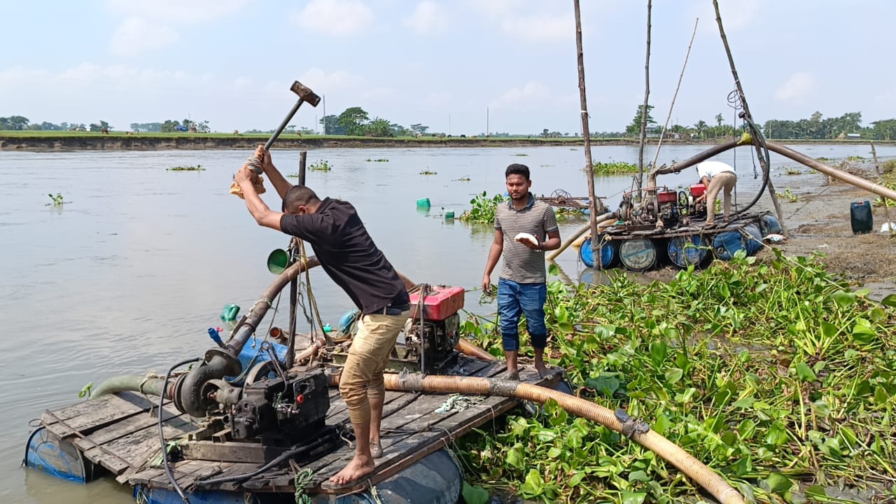 রায়পুরে অবৈধভাবে বালু উত্তোলনের দায়ে অর্থদন্ড ও ড্রেজার আটক 