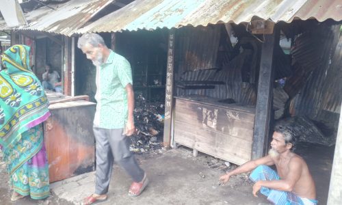 বোয়ালমারীতে অগ্নিকান্ডে তিন দোকান ভষ্মিভূত