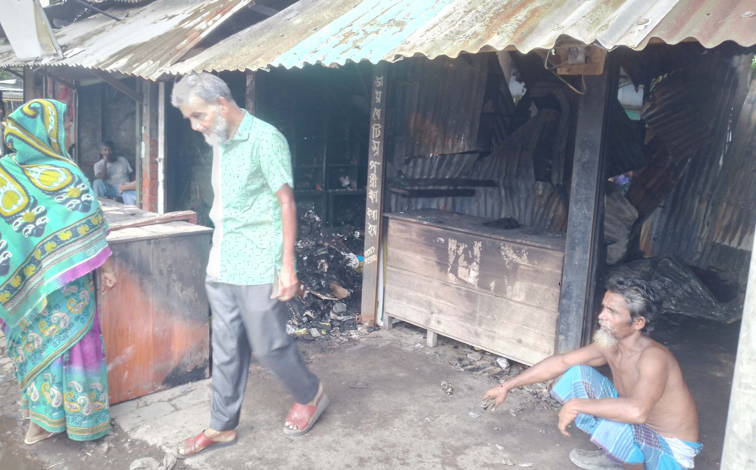 বোয়ালমারীতে অগ্নিকান্ডে তিন দোকান ভষ্মিভূত