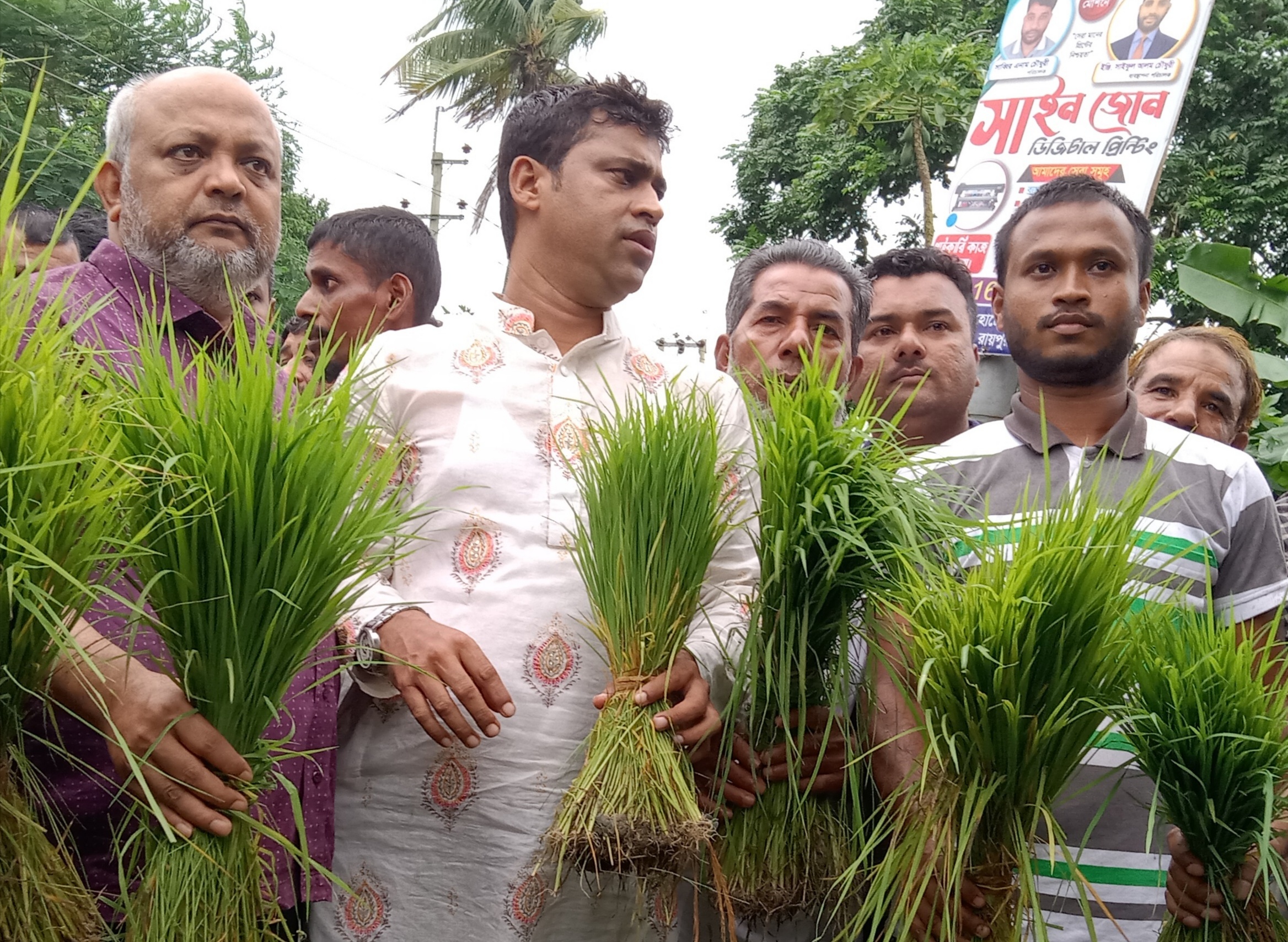 রায়পুরে বন্যায় ক্ষতিগ্রস্ত কৃষকদের মধ্যে ধানের চারা বিতরণ