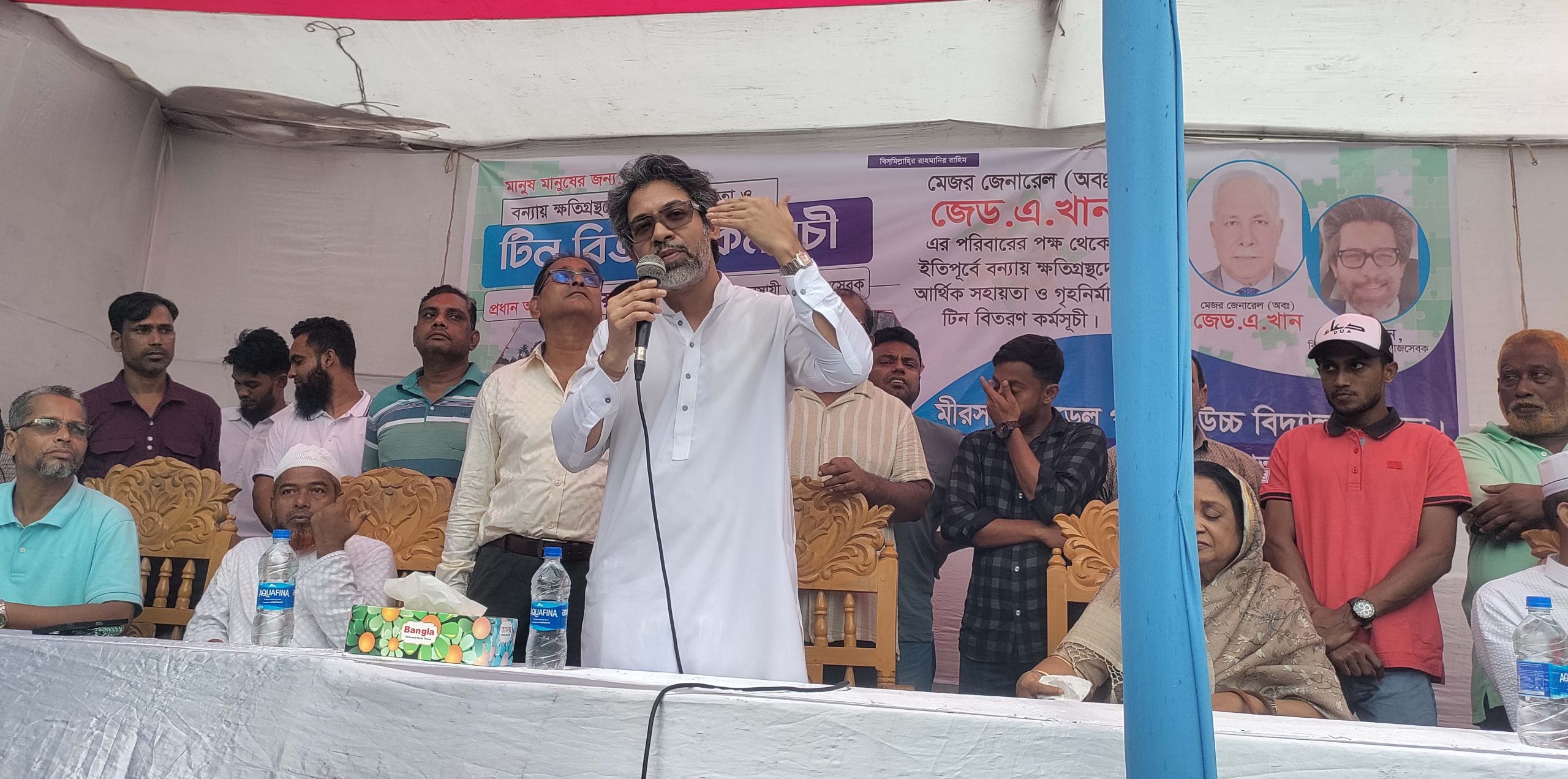 মিরসরাইয়ে বন্যায় ক্ষতিগ্রস্ত তিন’শ পরিবারকে টিন উপহার 