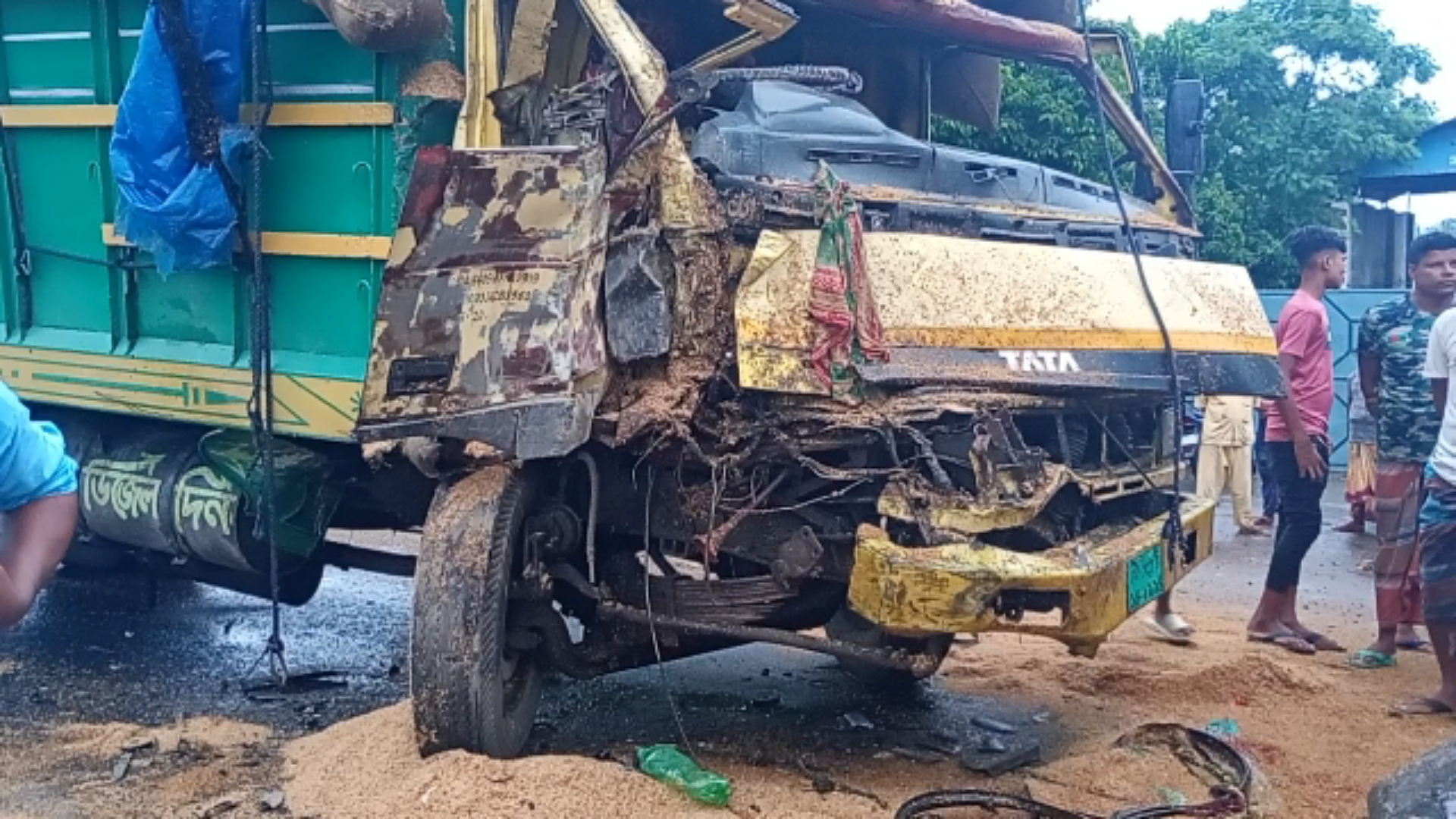 ফুলবাড়ীতে দুই ট্রাকের মুখোমূখী সংর্ঘষে নিহত ১