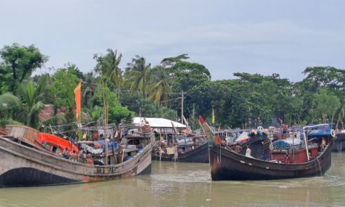 বঙ্গোপসাগর উত্তাল, নরিাপদ আশ্রয়ে শত শত ট্রলার