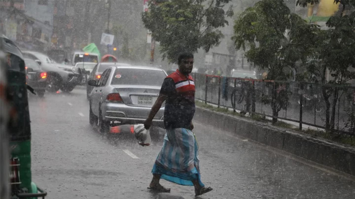 সারা দেশে বৃষ্টিপাতের আভাস, বন্দরে ৩ নম্বর সংকেত