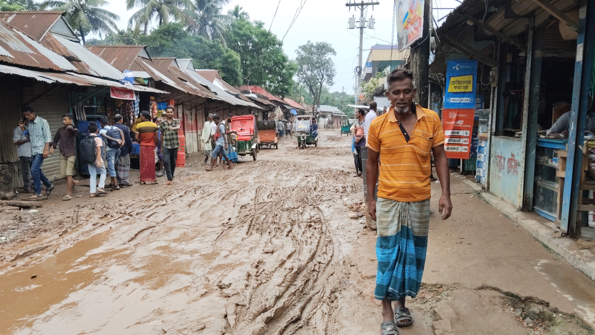 রাস্তা নয় যেন মরণ ফাঁদ, বৈষম্যের শিকার সাতগাঁও গ্রামবাসী