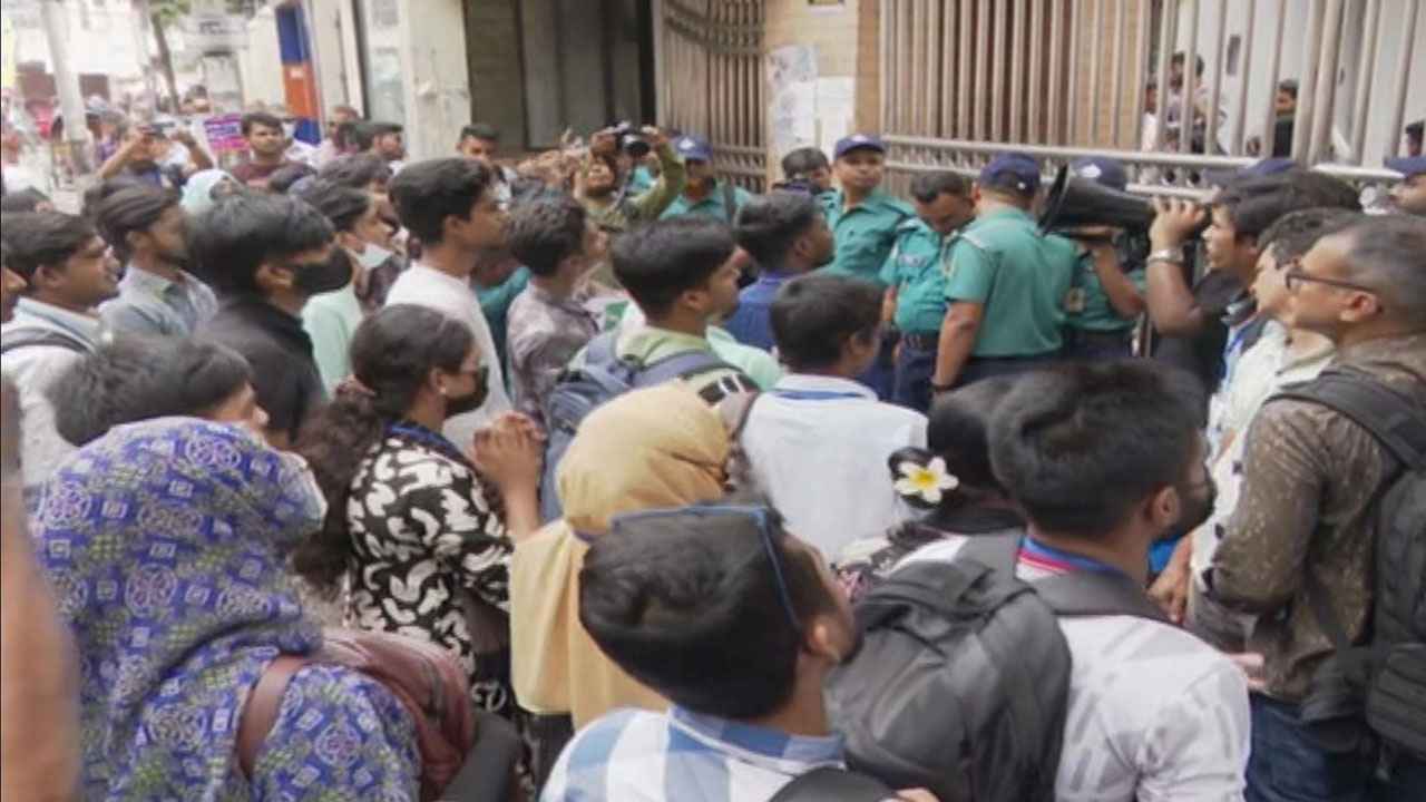 ঢাকা শিক্ষা বোর্ড ঘেরাও করেছে এইচএসসিতে ফেল করা শিক্ষার্থীরা