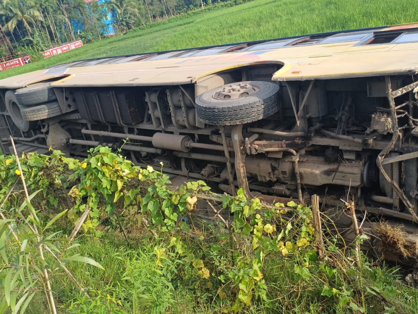 চন্দনাইশে নিয়ন্ত্রণ হারিয়ে বাস খাদে, নিহত ১, আহত ২০