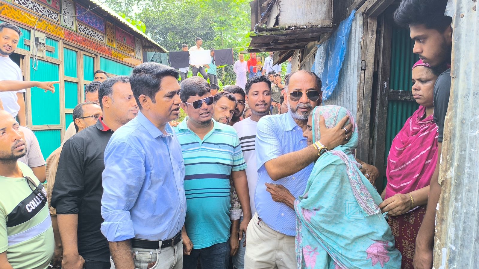 দেবীদ্বারে বন্যায় ক্ষতিগ্রস্তদের পুনর্বাসনে বিএনপির নগদ অর্থ সহায়তা প্রদান