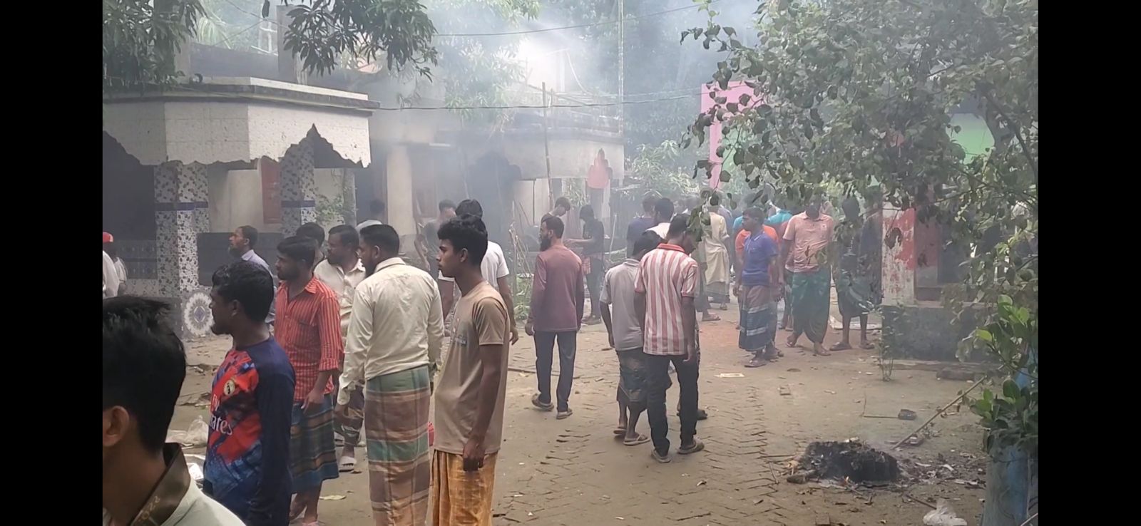 ফরিদপুরে ইউপি চেয়ারম্যানের বাড়িতে অগ্নিসংযোগ লুটপাট