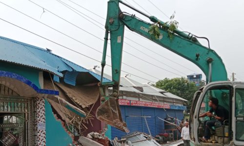 বোয়ালমারীতে রেলওয়ের অবৈধ দখলদার উচ্ছেদ, কানুনগো লাঞ্চিত