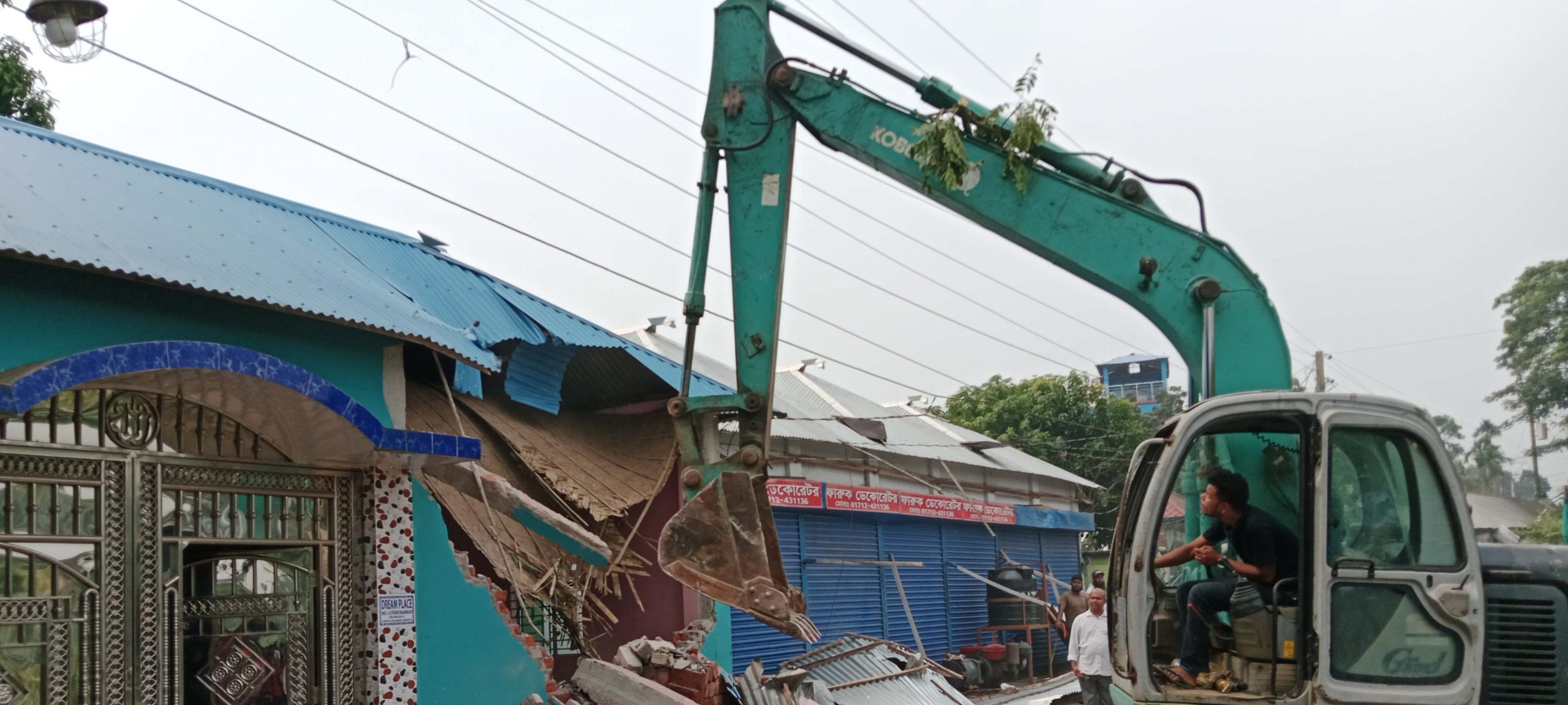 বোয়ালমারীতে রেলওয়ের অবৈধ দখলদার উচ্ছেদ, কানুনগো লাঞ্চিত