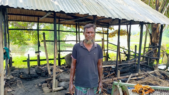 আলফাডাঙ্গায় আগুনে পুড়লো গরু ছাগল, দগ্ধ কৃষক 