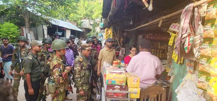 বোয়ালখালীতে অতিরিক্ত দামে পণ্য বিক্রয় করায় ৫ ব্যবসায়ীকে জরিমানা