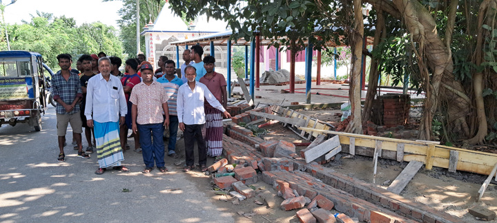 সিরাজদিখানে শ্মশান কালী মন্দিরের সীমানা প্রাচীর ভেঙে ফেলেছে দুর্বৃত্তরা