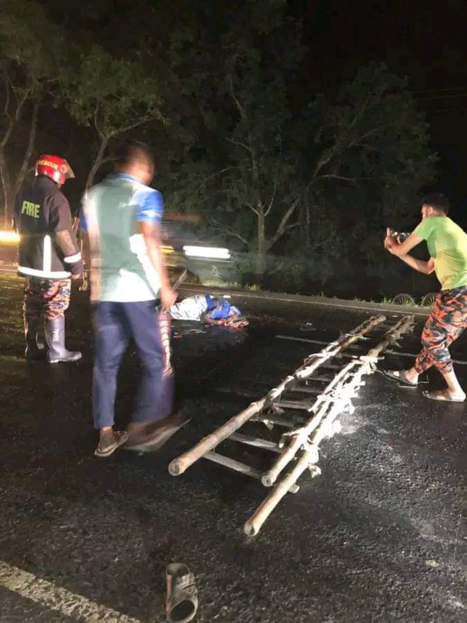 বাসের ধাক্কায় ভ্যানচালক ছিটকে ট্রাকের তলে, চাকায় পিষ্ট হয়ে মৃত্যু