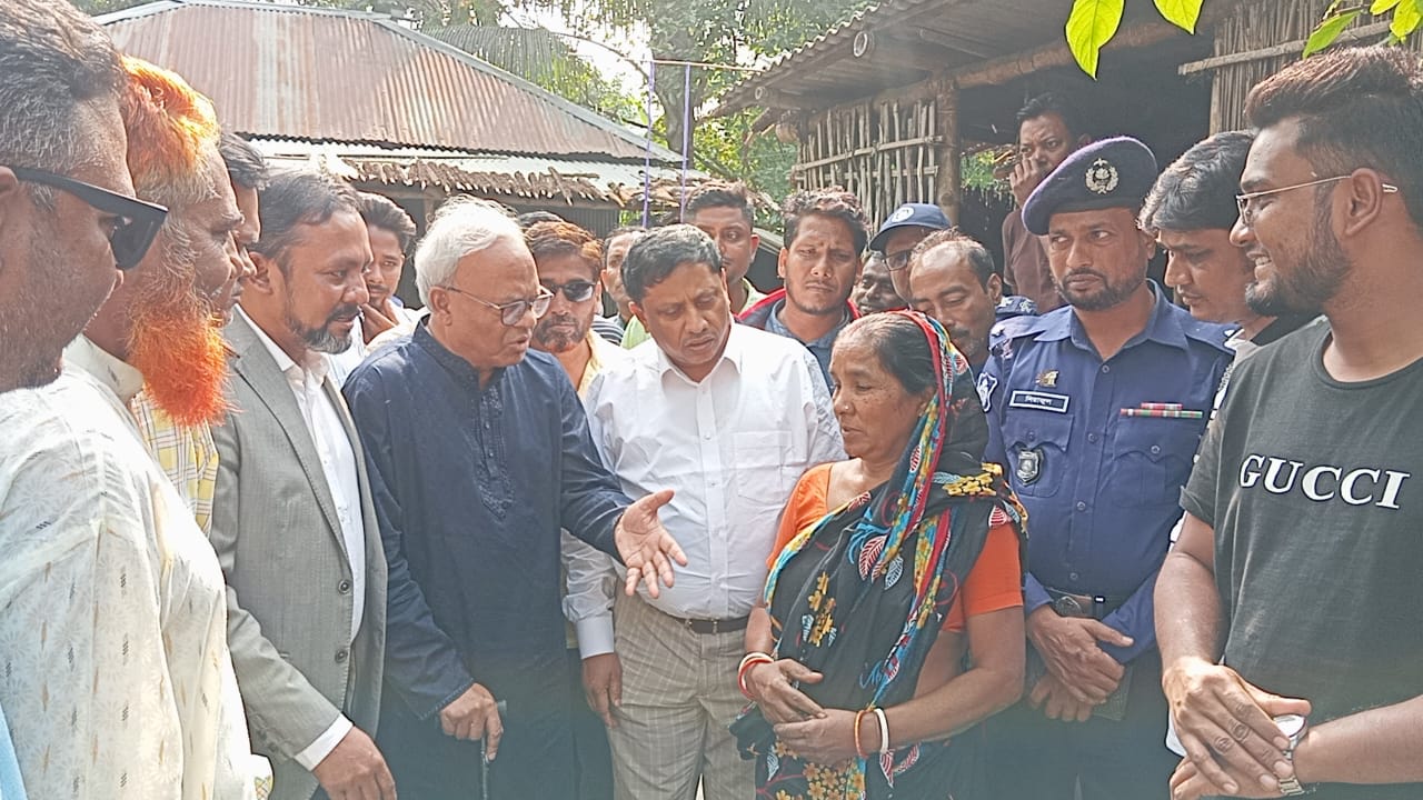 বড়াইগ্রামে মারপিটে আহত আ’লীগ কর্মীর বাড়িতে বিএনপি যুগ্ম মহাসচিব রিজভী