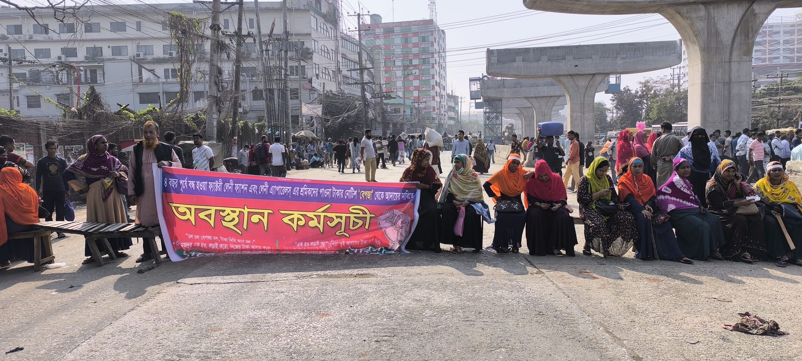 আশুলিয়ায় মহাসড়ক অবরোধ করে শ্রমিকদের বিক্ষোভ