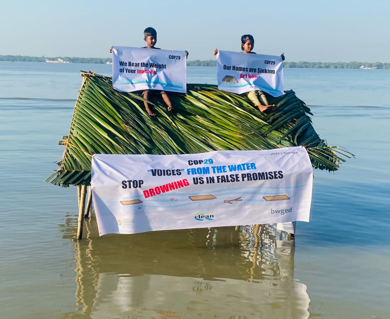 সমুদ্রপৃষ্ঠের উচ্চতা সংকট মোকাবেলায় মোংলায় অভিনব প্রতিবাদ