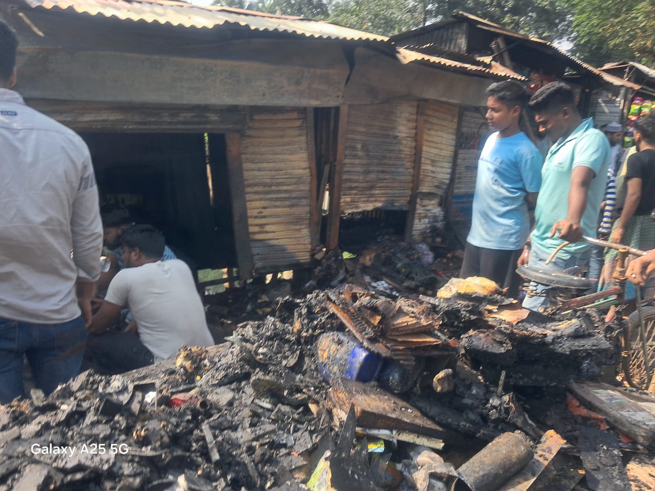 কর্ণফুলীতে অগ্নিকান্ডে পাঁচ দোকান ভষ্মীভূত