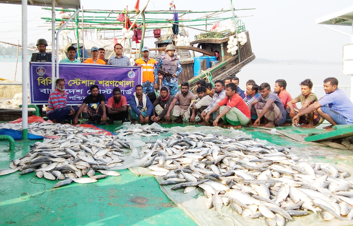 মোরেলগঞ্জে সাড়ে ৪ কোটি টাকা মূল্যের জাটকা ও জালসহ ১০ জেলে আটক