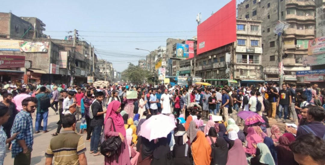 তিন দফা দাবিতে জবি শিক্ষার্থীদের সড়ক অবরোধ