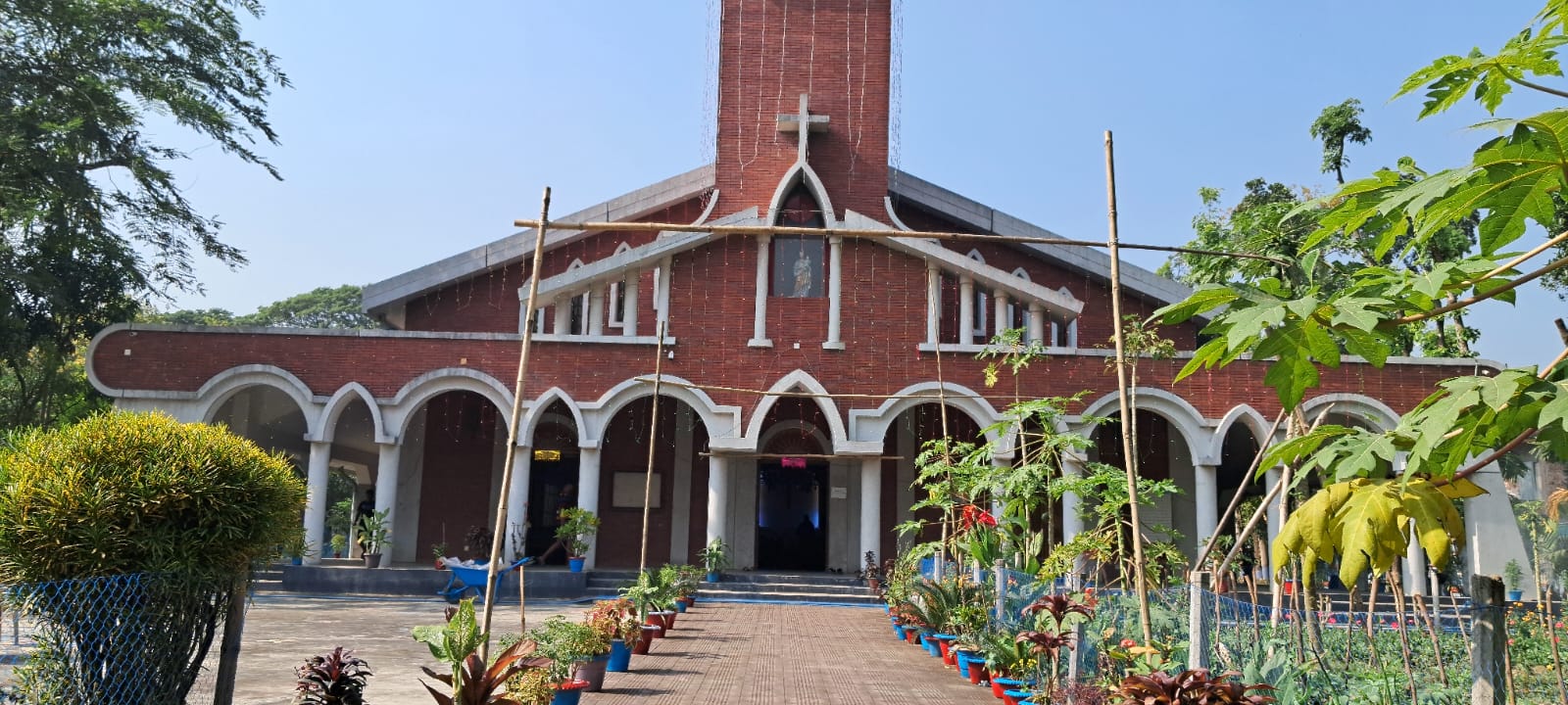 সিরাজদিখানে খ্রীস্টান পল্লিতে চলছে বড় দিনের ব্যাপক প্রস্তুুতি