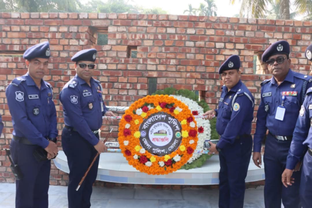 ভোলায় শহীদ বুদ্ধিজীবীদের প্রতি পুলিশ সুপার এর শ্রদ্ধা