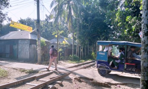 সরিষাবাড়ীতে অরক্ষিত লেভেল ক্রসিং যেন মরণফাঁদ