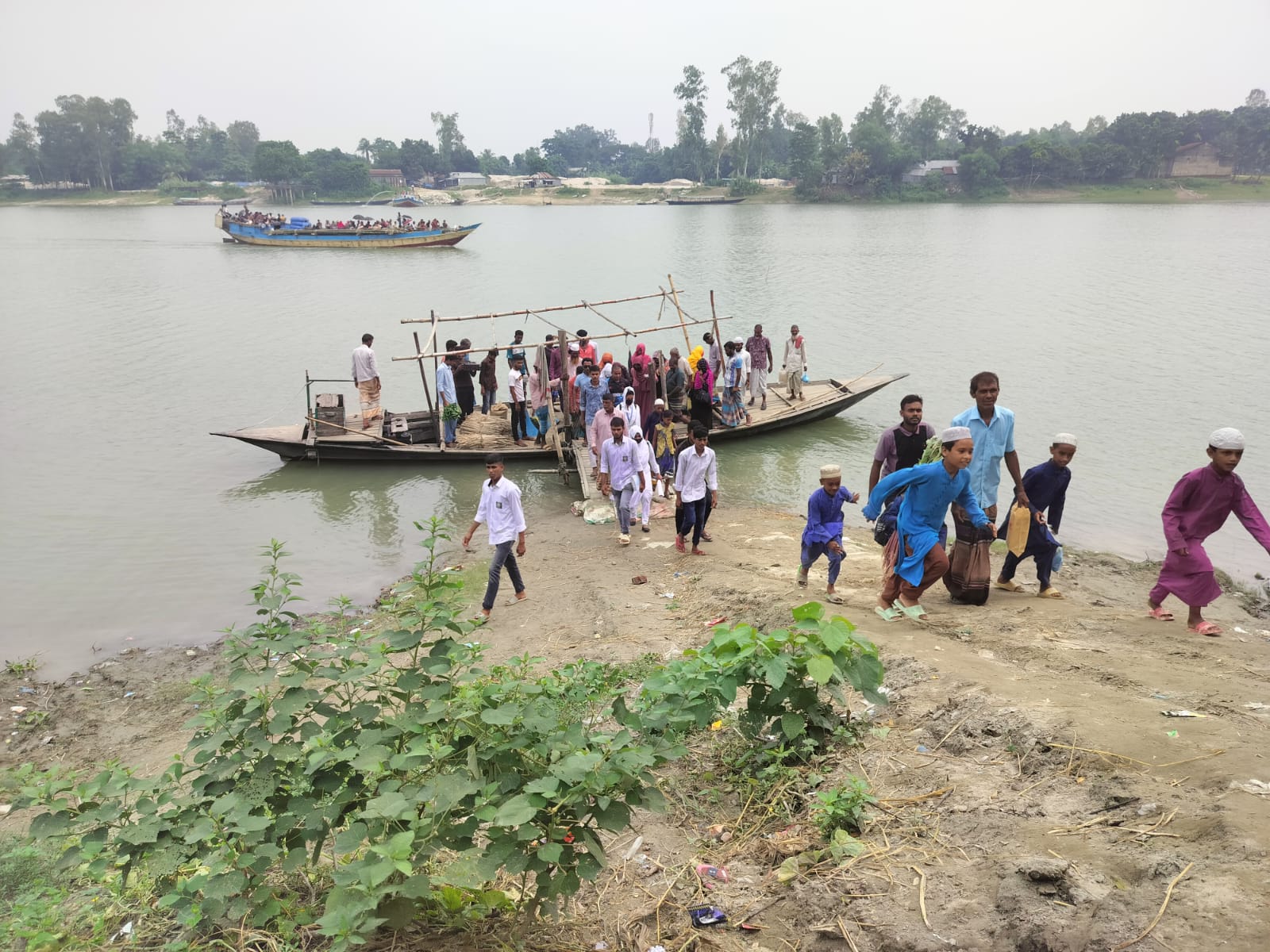 লক্ষাধিক মানুষের দূভোর্গ লাঘবে প্রয়োজন একটি সেতু