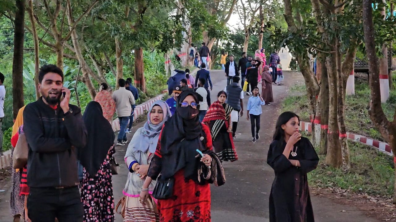 পর্যটকদের ভীড় বান্দরবানে, বুকিং শতভাগ হোটেল মোটেল রিসোর্টে