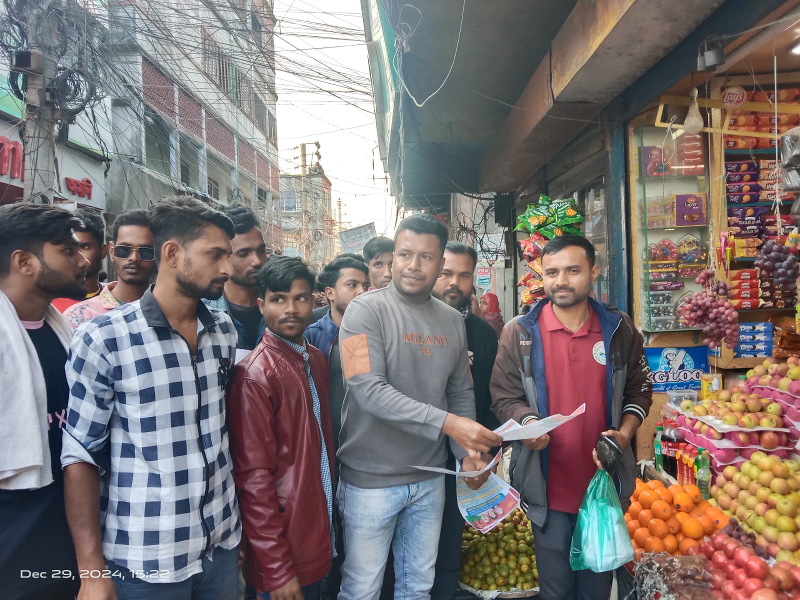 বা‌গেরহা‌টে স্বেচ্ছা‌সেবক দ‌লের লিফ‌লেট বিতরণ