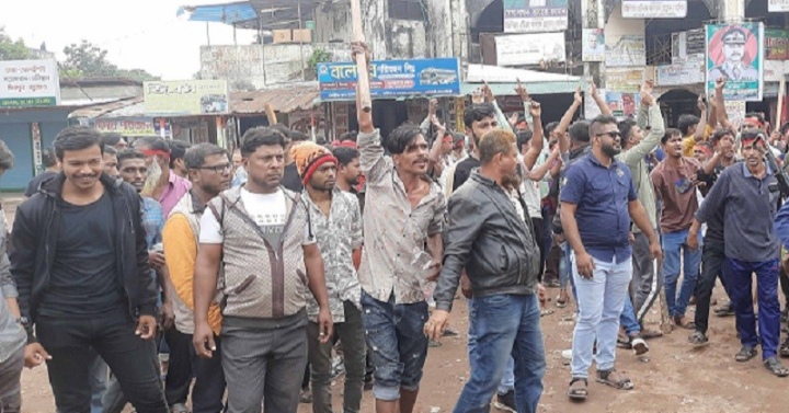 বাগেরহাটের কেন্দ্রীয় বাস টার্মিনালে দুই গ্রুপের ধাওয়া পাল্টা ধাওয়া