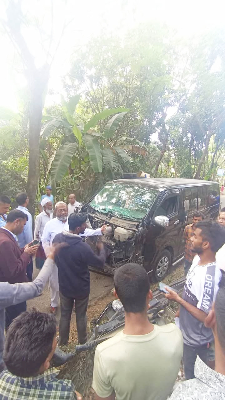 বোয়ালখালীতে ট্রেনের ধাক্কায় দুমড়েমুচড়ে গেল মাইক্রোবাস