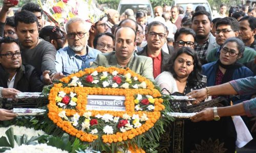 কবি হেলাল হাফিজের কফিনে সাংবাদিকদের শ্রদ্ধা