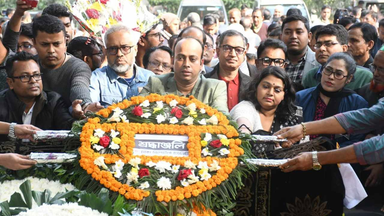 কবি হেলাল হাফিজের কফিনে সাংবাদিকদের শ্রদ্ধা