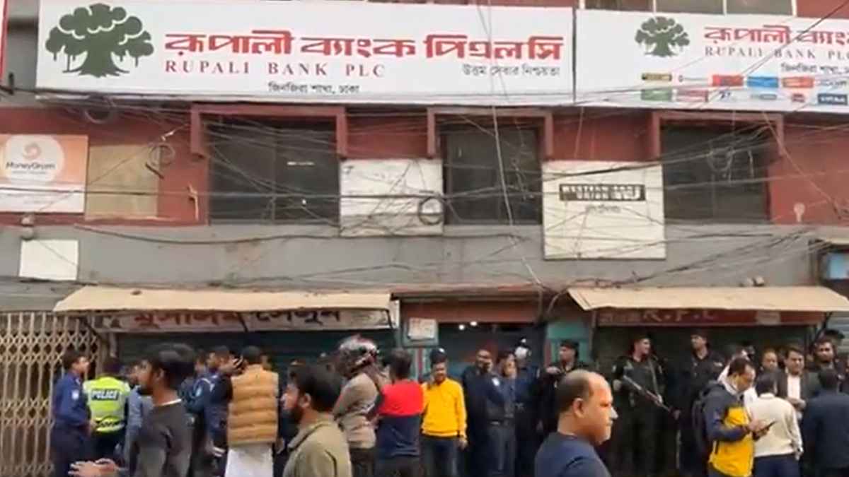 রূপালী ব্যাংকে ডাকাতির চেষ্টা : ৩ ডাকাতের আত্মসমর্পণ