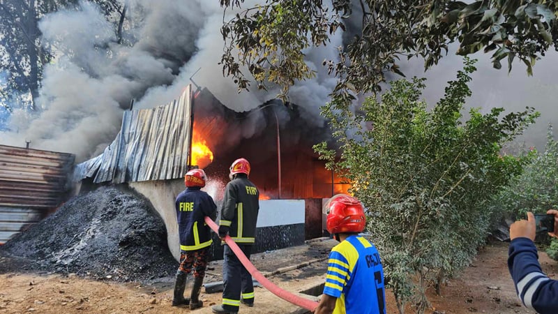 গাজীপুরে বোতাম তৈরির কারখানায় আগুন, নিয়ন্ত্রণে ৩ ইউনিট