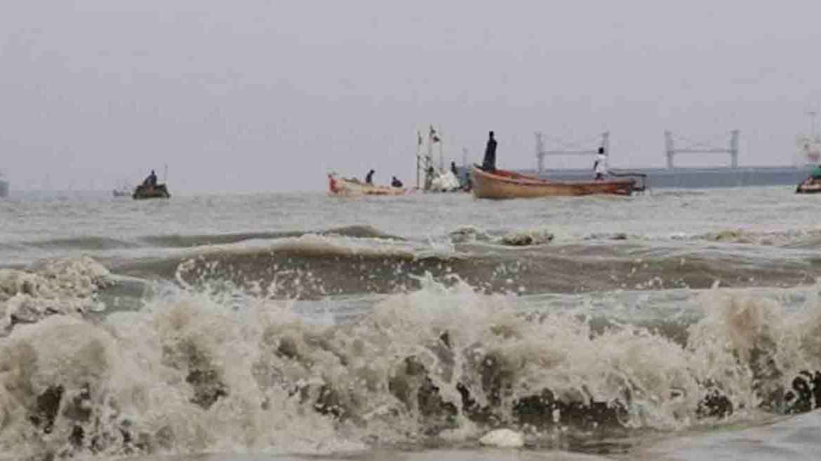 মোংলা থেকে ১১৯৫ কিমি দূরে নিম্নচাপ, উত্তাল সাগর