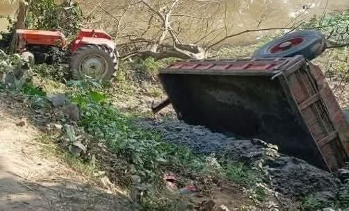 দেবীদ্বারে বালু বোঝাই ট্রাক্টর উল্টে চালক নিহত