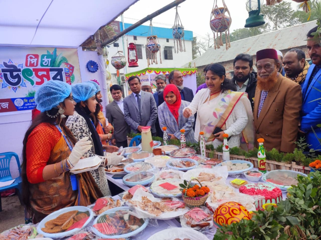 নরসিংদীর পলাশে শত রকমের পিঠা নিয়ে বর্ণিল পিঠা উৎসব