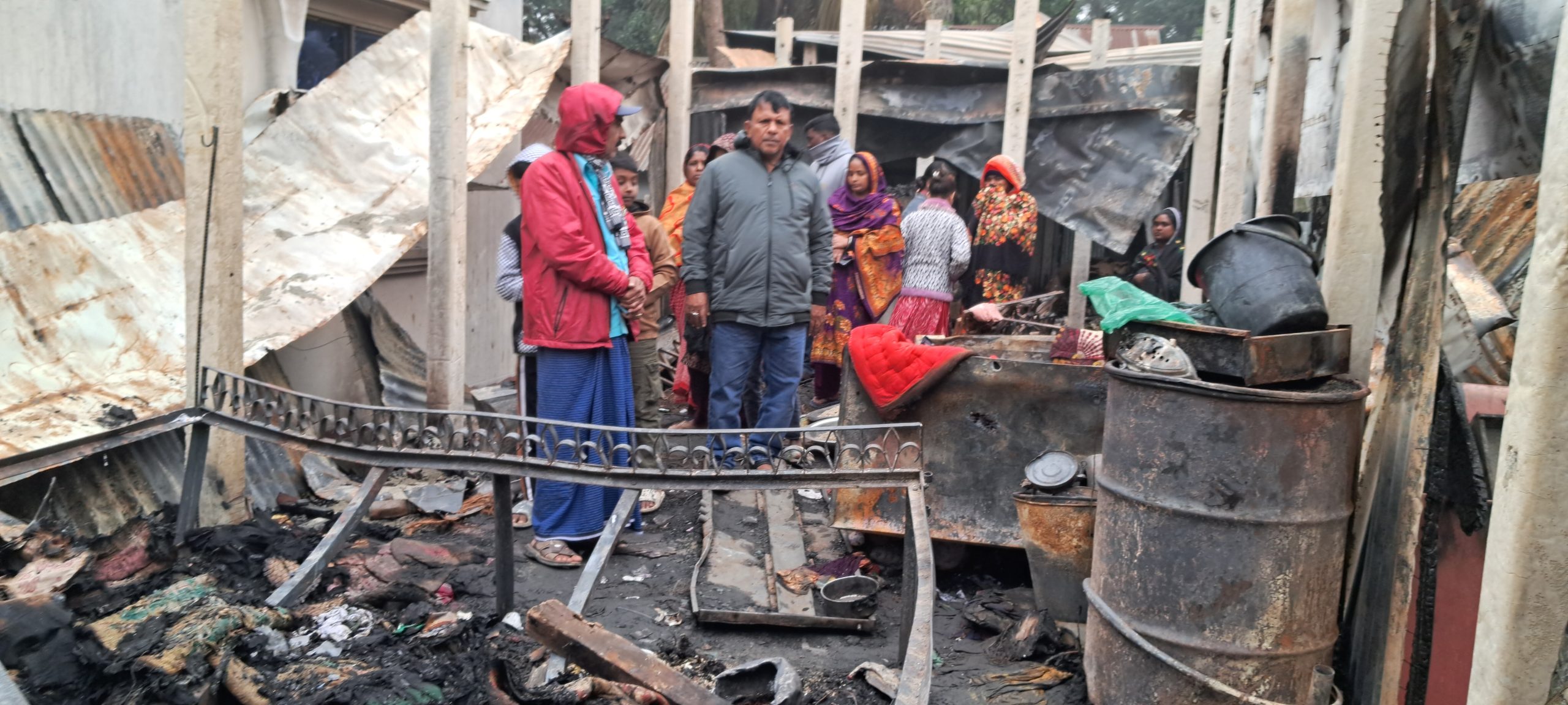 সিরাজদিখানে প্রবাসীর ঘরে আগুন দেওয়ার ঘটনায় থানায় অভিযোগ