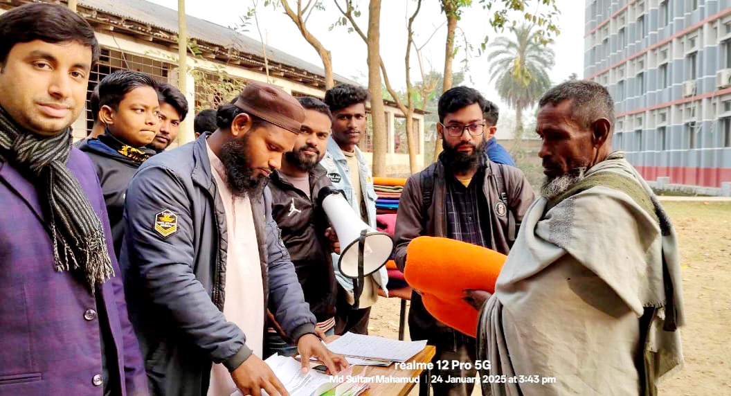 সিংড়ায় লাল সবুজ ফাউন্ডেশনের শীতবস্ত্র বিতরণ