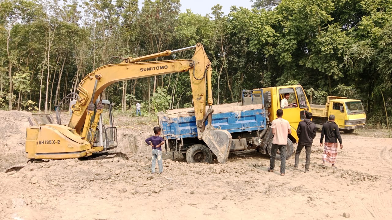 মাটি খেকোদের কাছে অসহায় ইউএনও!